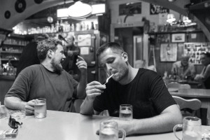 Kreiml und Samurai sitzen beim Wirtn und geniesen ein Glas Spritzwein